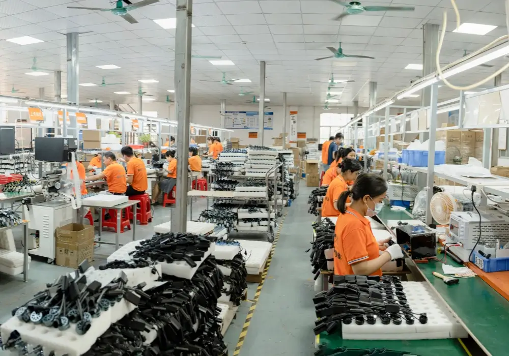 Como encontrar um fabricante chinês de lâmpadas LED para faróis: um guia completo 1 As grandes fábricas de faróis LED têm linhas de produção extensas para ajudar os clientes com a produção.