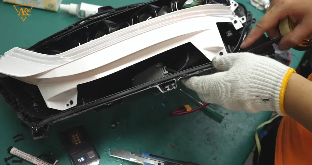 Toyota Crown Kluger Headlight Retrofit Guide: Matrix Projector or 3-Inch Projector? 13 Use AKE hot melt sealant to seal the headlight housing