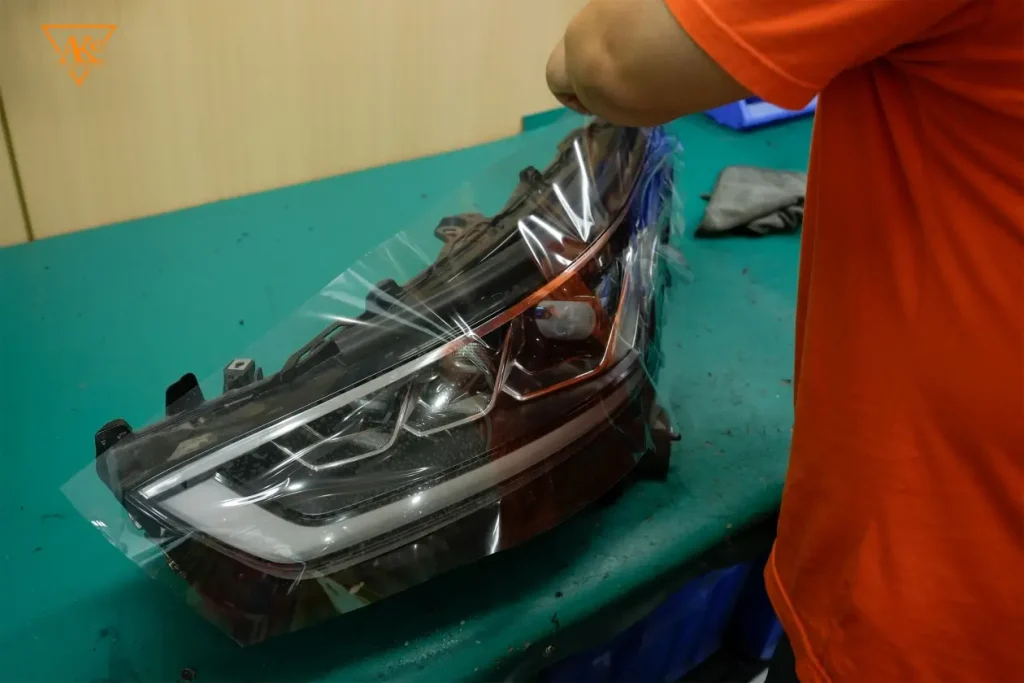 Toyota Crown Kluger Headlight Retrofit Guide: Matrix Projector or 3-Inch Projector? 6 Clean and Apply Protective Film