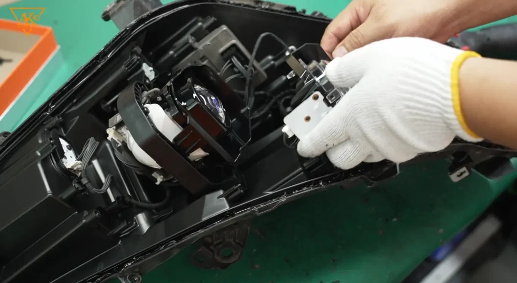 Toyota Crown Kluger Headlight Retrofit Guide: Matrix Projector or 3-Inch Projector? 9 Carefully remove the original projector after opening.