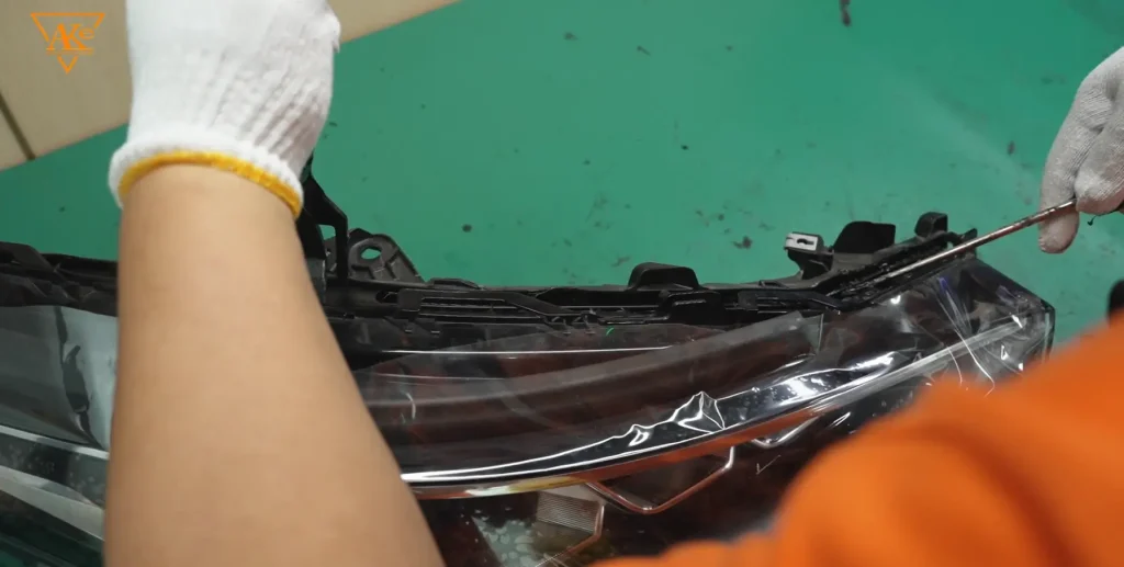Toyota Crown Kluger Headlight Retrofit Guide: Matrix Projector or 3-Inch Projector? 8 Use tools to open the headlight housing