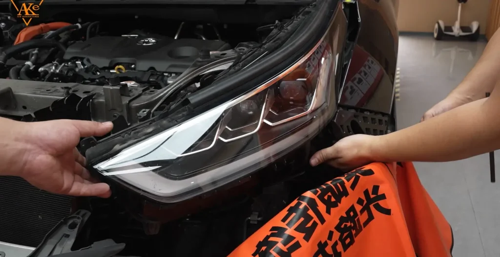 Toyota Crown Kluger Headlight Retrofit Guide: Matrix Projector or 3-Inch Projector? 5 remove the car headlight